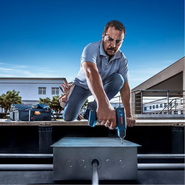 Furadeira e Parafusadeira a Bateria Smart Bosch com Carregador 10 Bits e Extensor Universal 12V 1/4" GSR 1000 Bivolt